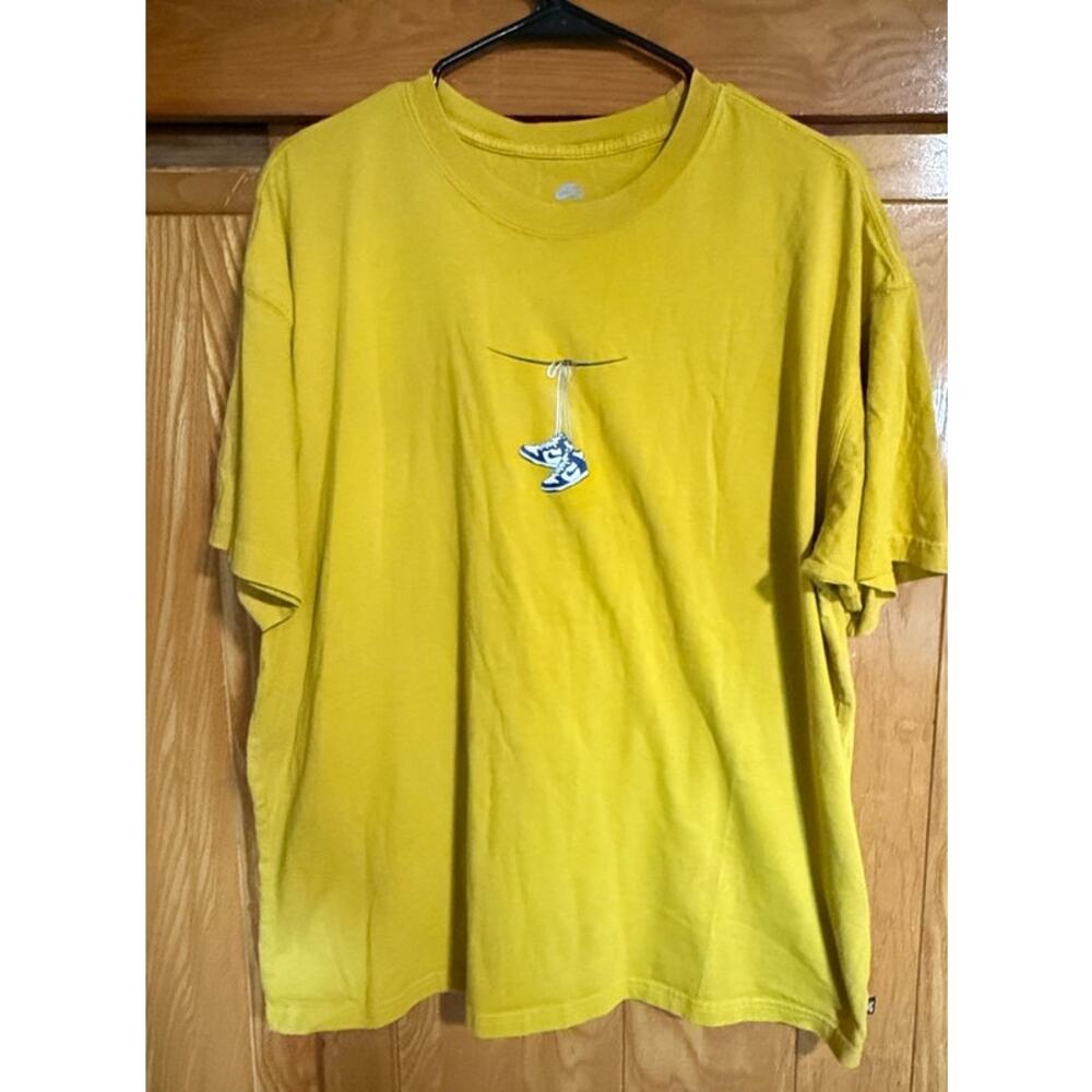 Nike Men's SB Yellow hanging dunks graphic tee loose fit L